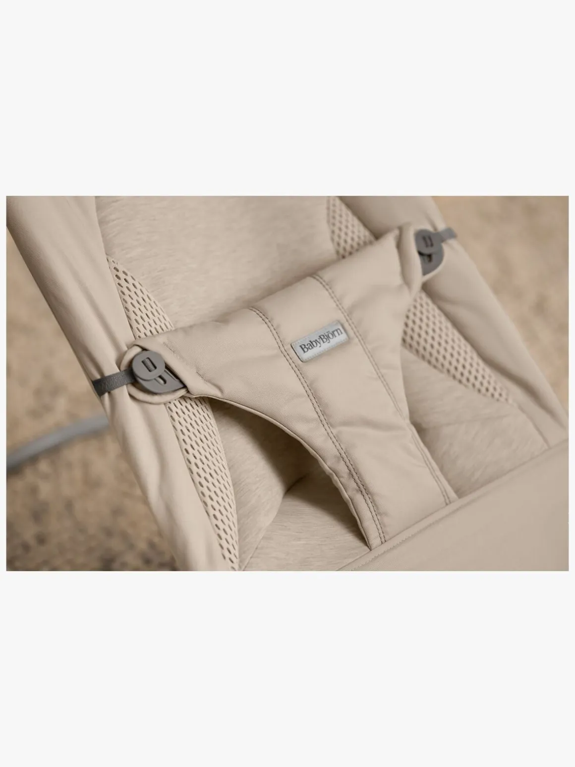 BabyBjörn Balance Soft Skråstol Tri-Fabric, Sandgrå