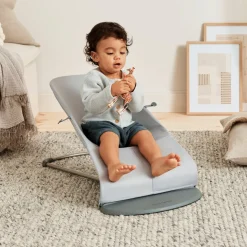 BabyBjörn Bliss Skråstol 3D Jersey inkl. Legetøj, Lysegrå
