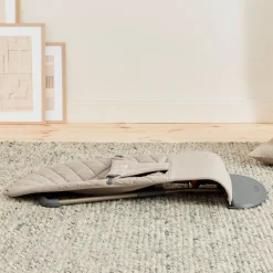 BabyBjörn Bliss Skråstol Vævet Classic Quilt, Sandgrå