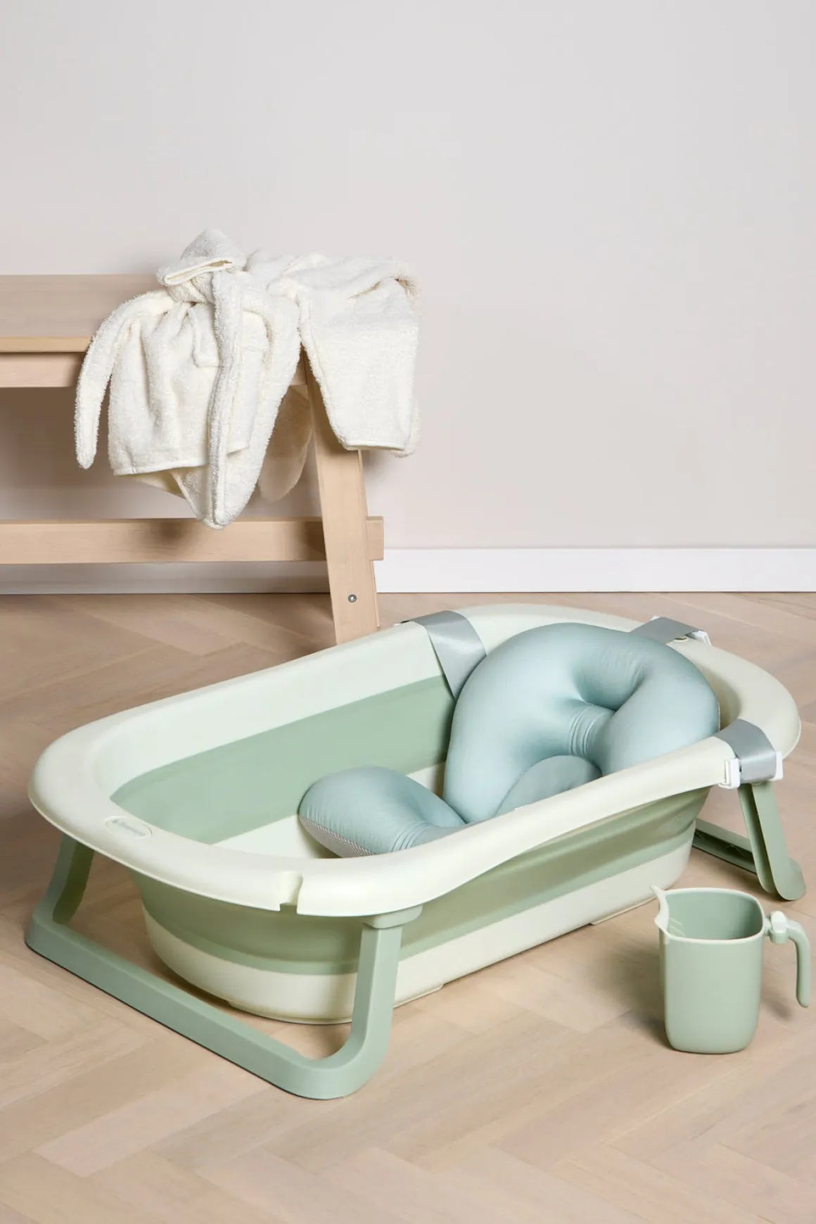 Beemoo CARE Assist Badekar inkl. Badestøtte Stativ & Skyllekande, Soft Green