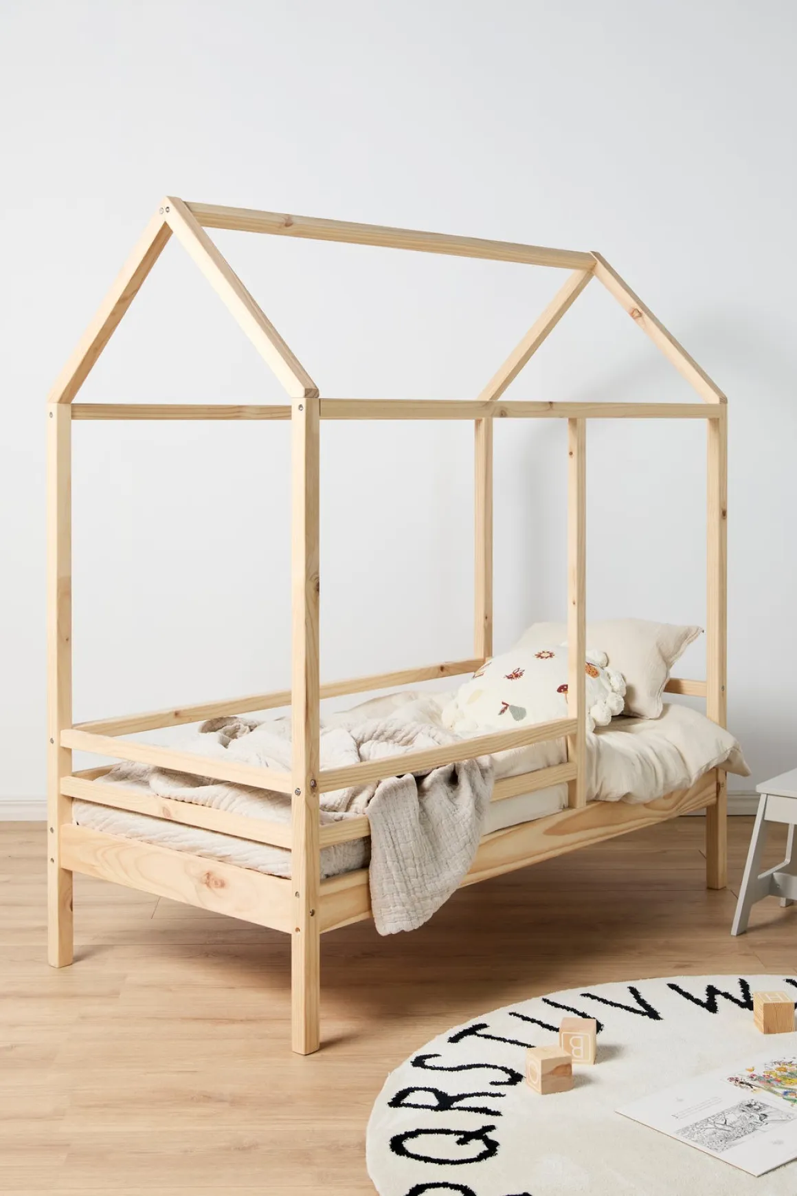 Minitude Nordic Jax Juniorseng 70x140 og BabyMatex Softi Plus Madras, Natur